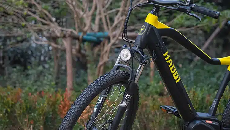 Frontansicht eines schwarzen und gelben Haoqi Cheetah All-Terrain E-MTB mit deutlichem