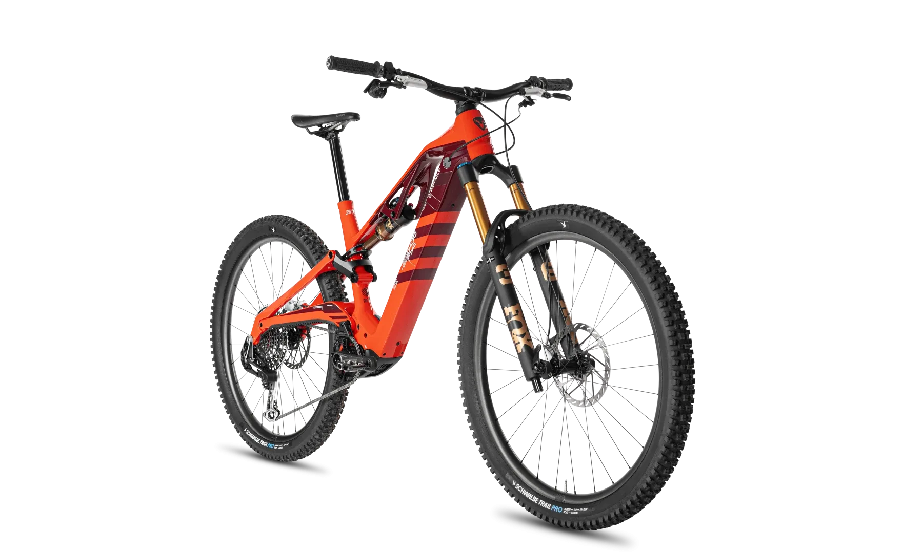 Vorderansicht eines orange-roten ROTWILD R.XX ULTIMATE E-MTB mit schwarzen Akzenten und goldfarbener Federgabel.