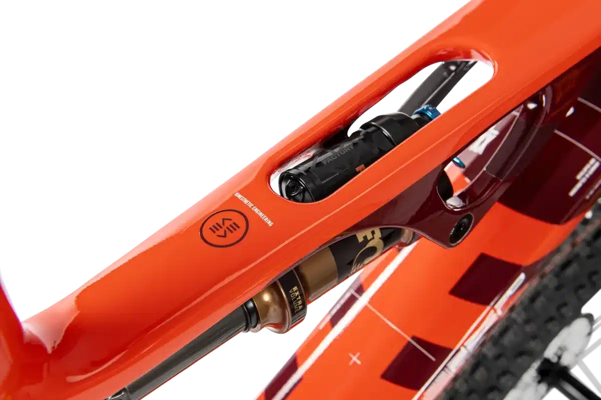 Nahaufnahme des orangefarbenen Rahmens eines ROTWILD R.XX ULTIMATE E-MTBs mit Blick auf den integrierten FOX Float X Factory Dämpfer und dem