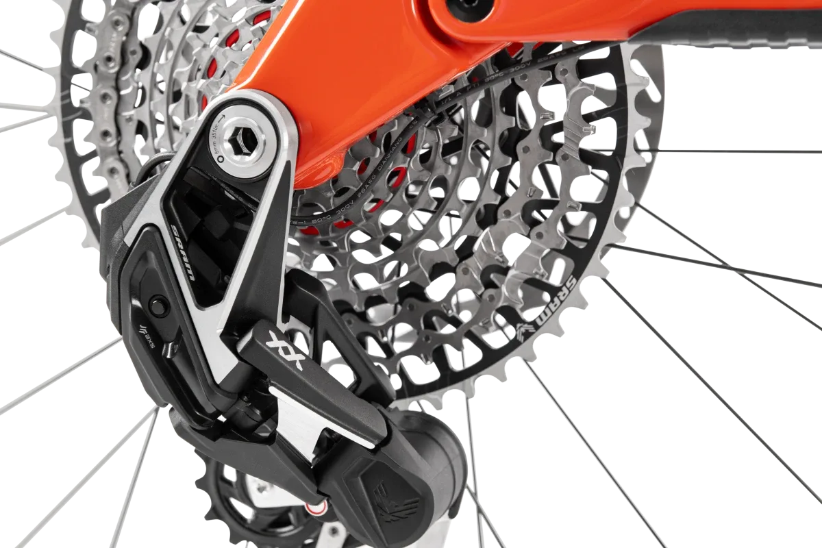 Detailaufnahme des Schaltwerks und der Kassette eines ROTWILD R.XX ULTIMATE Mountainbikes.