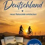 Sonnenuntergang mit zwei Radfahrern, die auf einem Feldweg fahren. Mehrere Broschüren zum Thema Radreisen und ein Kreis mit der Aufschrift 'gratis Infopaket' liegen im Vordergrund.