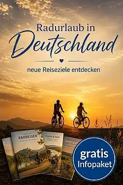 Sonnenuntergang mit zwei Radfahrern, die auf einem Feldweg fahren. Mehrere Broschüren zum Thema Radreisen und ein Kreis mit der Aufschrift 'gratis Infopaket' liegen im Vordergrund.