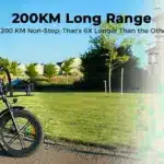 Eine Frau fährt ein Rattan LM Ultra E-Bike im Freien, mit einem Korb vorne und Gepäckträger hinten.