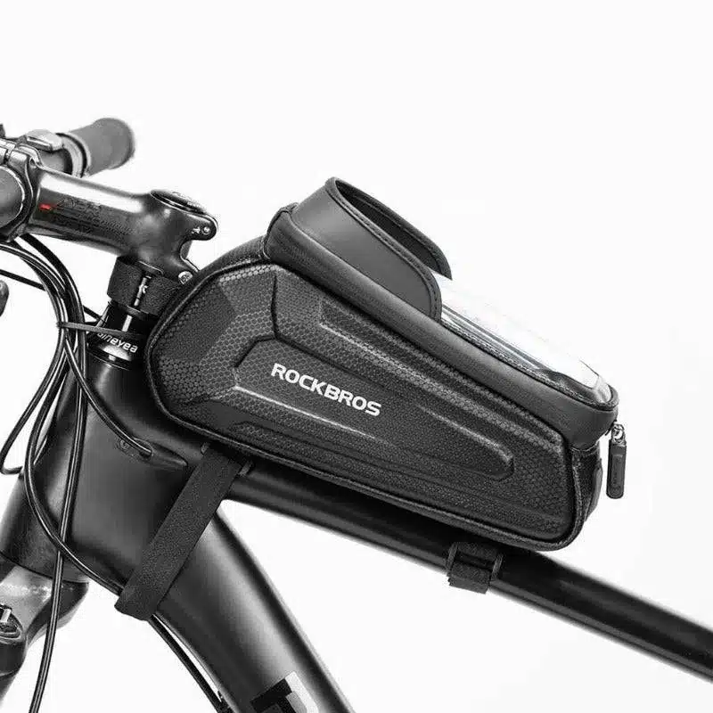 Detailansicht der ROCKBROS B68 Fahrrad Rahmentasche, befestigt am Oberrohr eines Fahrrads, mit klarem Sichtfenster für ein Smartphone.