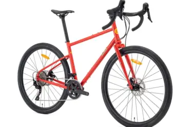 Rotes ROCKBROS Gravel- und Reiserad mit Shimano GRX Antrieb, fotografiert von der Seite.