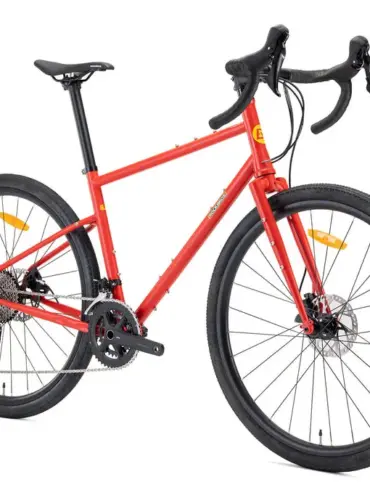 Rotes ROCKBROS Gravel- und Reiserad mit Shimano GRX Antrieb, fotografiert von der Seite.