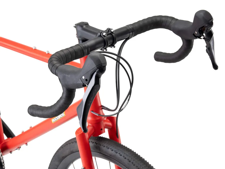 Detailaufnahme des Lenkers, der Shimano GRX Schalthebel und des oberen Teils des roten Rahmens eines ROCKBROS Gravel-/Reiserades.
