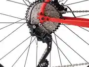 Detailansicht des Fahrrad-Schaltwerks und der Zahnräder einer Kassette.