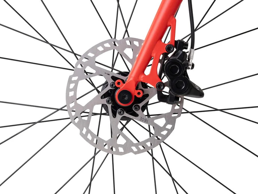 Nahaufnahme des Vorderrads mit Scheibenbremse eines ROCKBROS Gravelbikes in Rot.