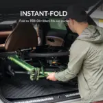 Mann legt zusammenklappbares ROCKBROS SGD Fahrrad in den Kofferraum eines Autos.