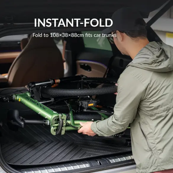 Mann legt zusammenklappbares ROCKBROS SGD Fahrrad in den Kofferraum eines Autos.
