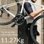 Nahaufnahme des SPIN W2M Rennrads, getragen von einer Person, mit prominent dargestelltem Gewicht von 11,27 kg.