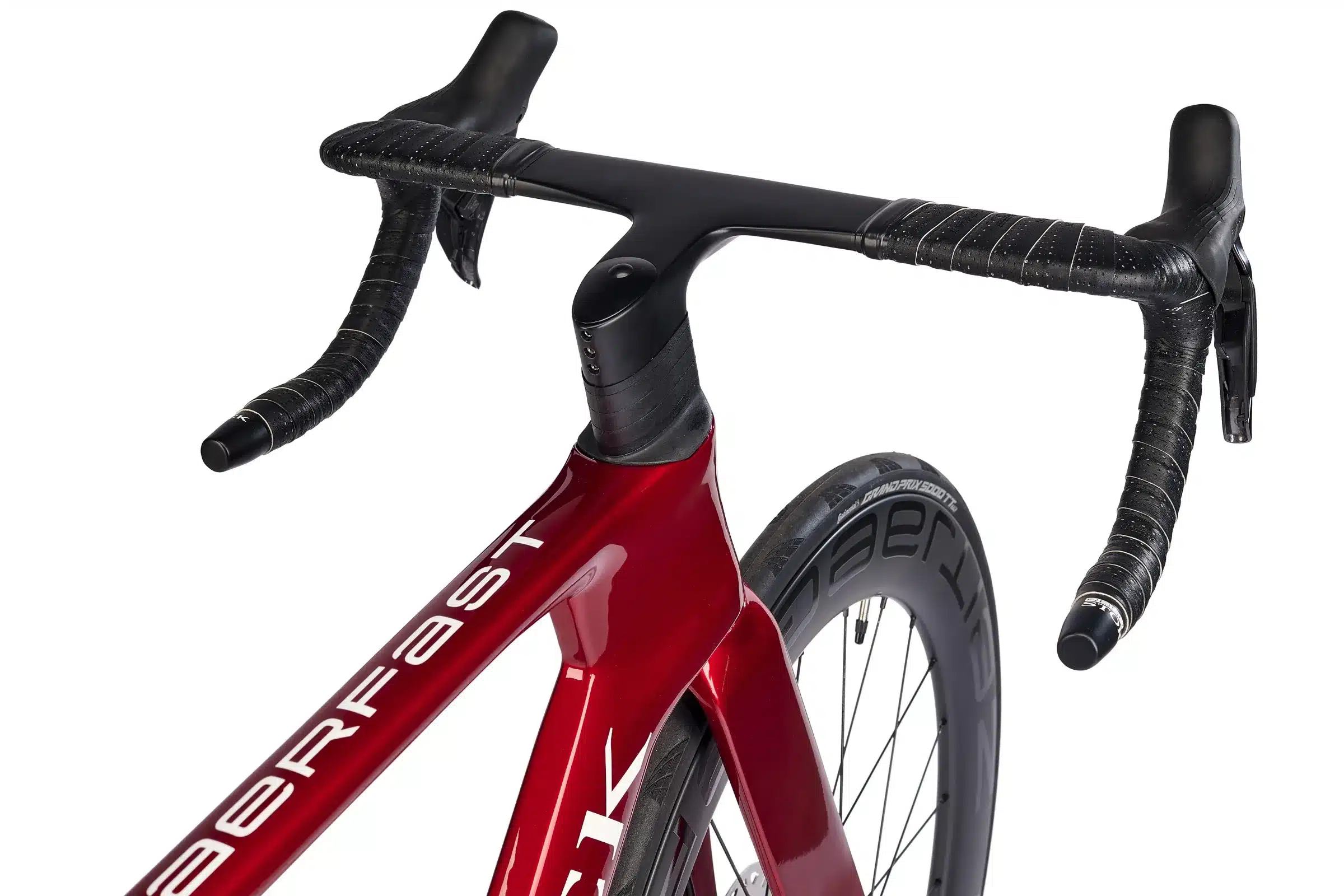 Nahaufnahme des roten Storck Aerfast Rennradrahmens mit integrierter Lenker-Vorbau-Einheit und schwarzem Lenkerband, sowie des aerodynamischen Vorderrads mit der Beschriftung