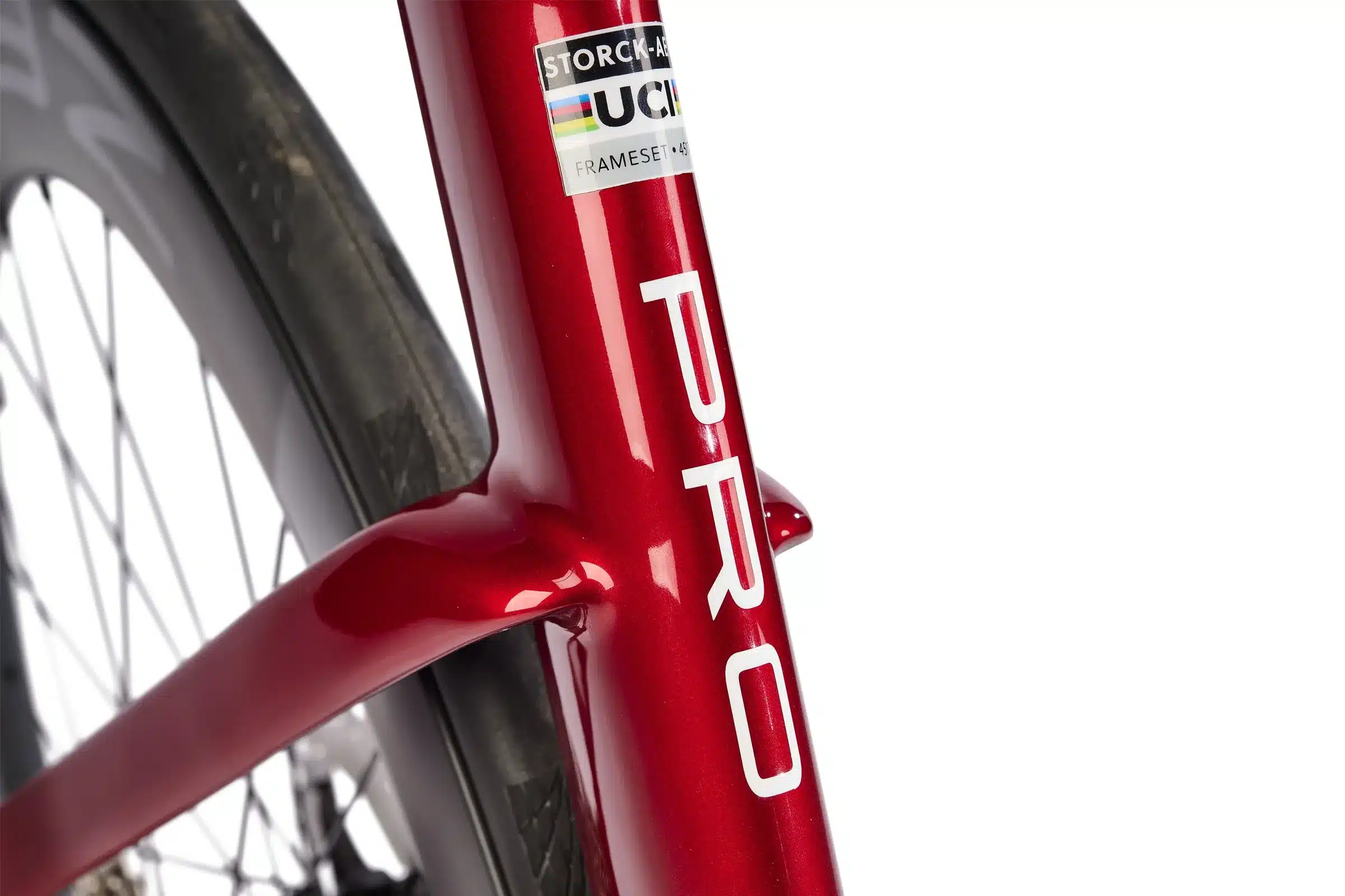 Detail des roten Carbonrahmens eines Storck Aerfast Rennrads mit weißem Schriftzug
