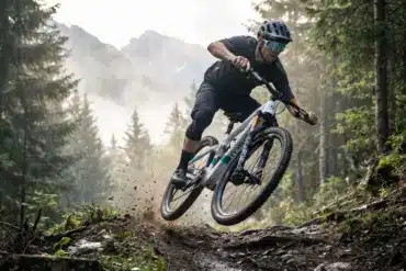 Fahrer eines Storck e:drenalin E-Mountainbikes fährt einen felsigen Waldweg im Downhill.