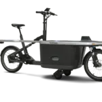 Schwarz lackiertes TARRAN T1 Pro Family Cargo Bike, seitliche Ansicht, auf grauem Hintergrund.