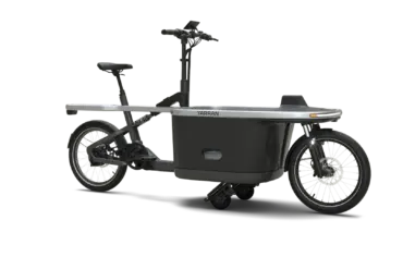 Schwarz lackiertes TARRAN T1 Pro Family Cargo Bike, seitliche Ansicht, auf grauem Hintergrund.