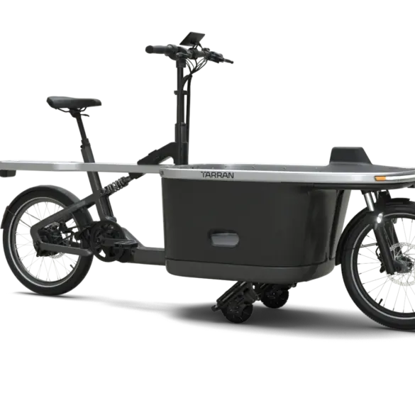 Schwarz lackiertes TARRAN T1 Pro Family Cargo Bike, seitliche Ansicht, auf grauem Hintergrund.