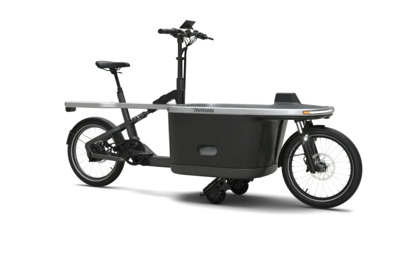 Schwarz lackiertes TARRAN T1 Pro Family Cargo Bike, seitliche Ansicht, auf grauem Hintergrund.