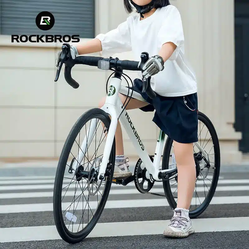 Weißes TEEN-W22H Kinder-Rennrad mit Kind am Lenker