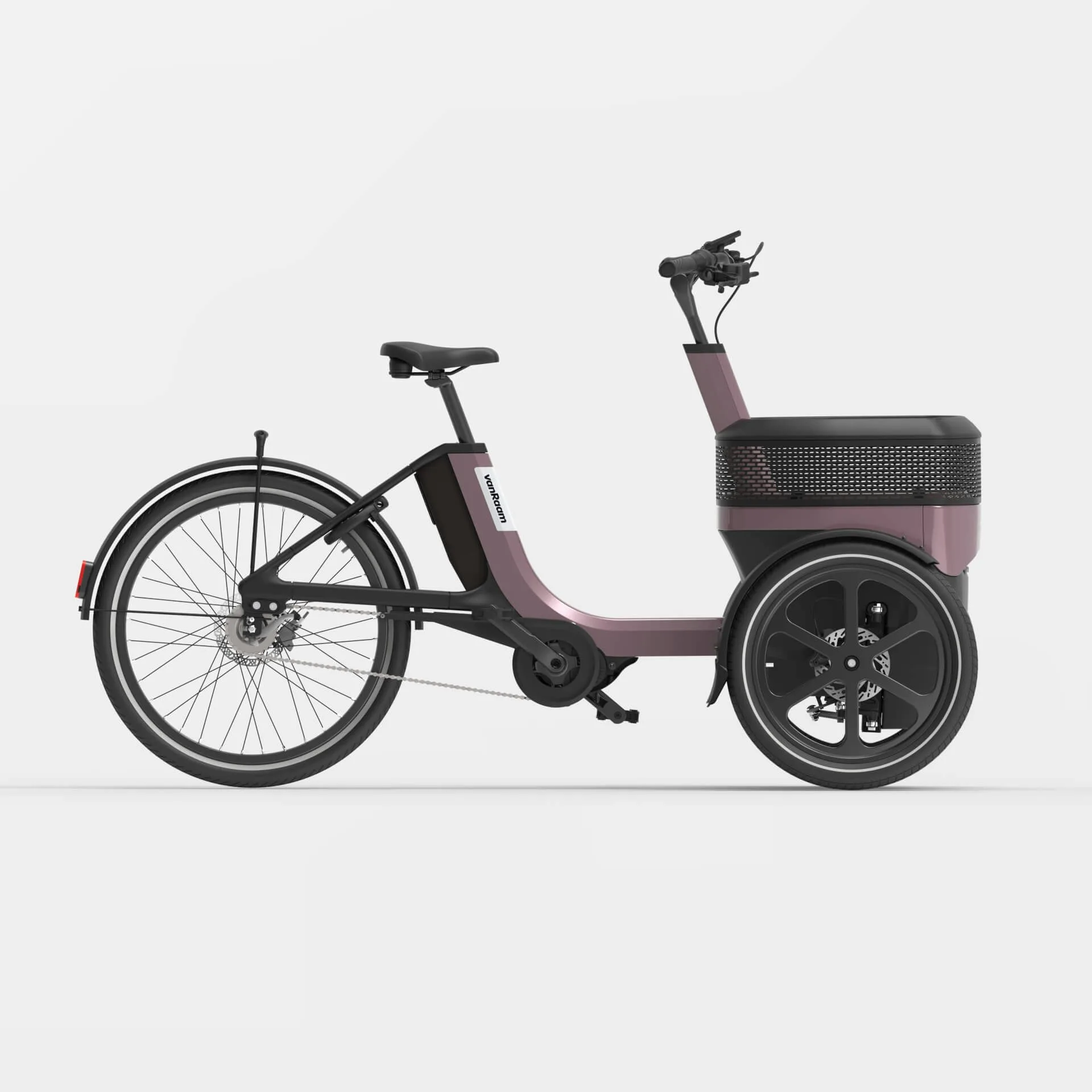 Seitenansicht eines violett-grauen VanMoof Thuja Dreirads auf hellem Hintergrund. Das Fahrrad hat zwei Vorderräder, einen integrierten Korb vorne und ein einzelnes Hinterrad.