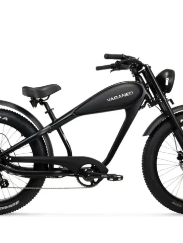 Seitenansicht eines schwarzen Varaneo Café Racer E-Bikes mit breiten Kenda Reifen, integriertem Akku im Tank-Design und runden Scheinwerfer.