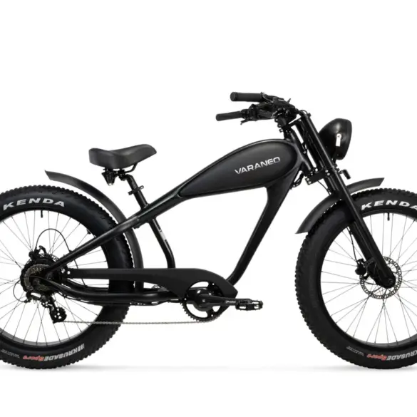 Seitenansicht eines schwarzen Varaneo Café Racer E-Bikes mit breiten Kenda Reifen, integriertem Akku im Tank-Design und runden Scheinwerfer.