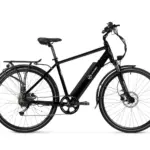 Seitenansicht eines schwarzen VARANEO Trekking S High E-Bikes mit Gepäckträger, integriertem Akku und Federgabel.