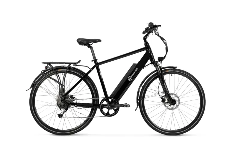 Seitenansicht eines schwarzen VARANEO Trekking S High E-Bikes mit Gepäckträger, integriertem Akku und Federgabel.