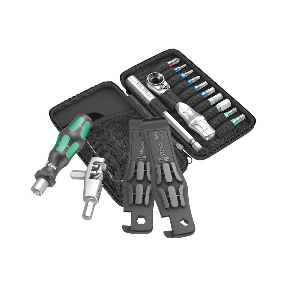Das Wera Tool Rebel Fahrrad Werkzeug Set zeigt eine Ratschenverlängerung mit verschiedenen Bits und zwei Reifenhebern, verpackt in einer schwarzen Tasche.