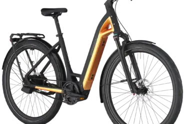 Frontansicht eines schwarzen Bergamont E-Ville 10 Belt E-Bikes mit orangefarbenem Akzent im Rahmen.