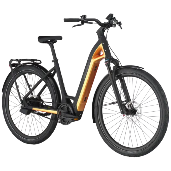 Frontansicht eines schwarzen Bergamont E-Ville 10 Belt E-Bikes mit orangefarbenem Akzent im Rahmen.