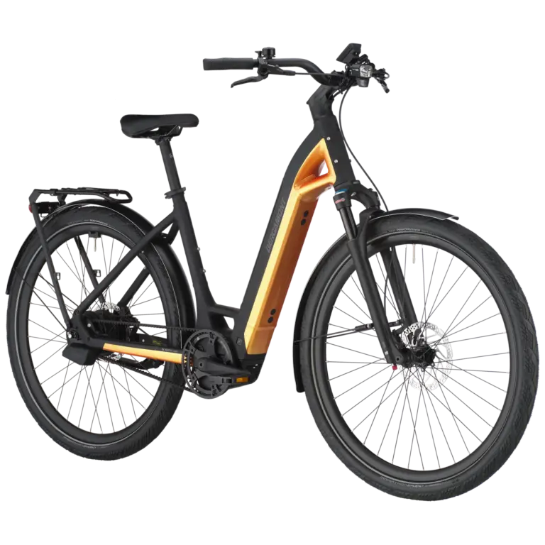 Frontansicht eines schwarzen Bergamont E-Ville 10 Belt E-Bikes mit orangefarbenem Akzent im Rahmen.