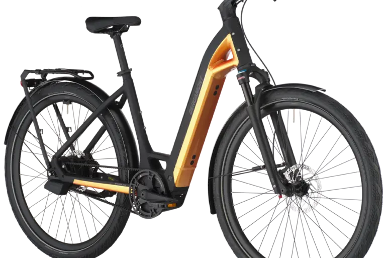 Frontansicht eines schwarzen Bergamont E-Ville 10 Belt E-Bikes mit orangefarbenem Akzent im Rahmen.
