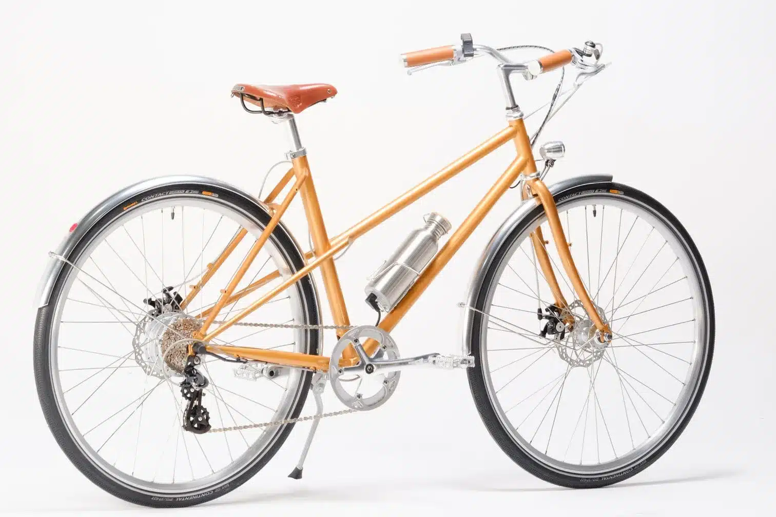 Seitenansicht eines orangefarbenen Capri Azur Stinger 4 E-Bikes mit braunem Sattel und Felgenbremsen.