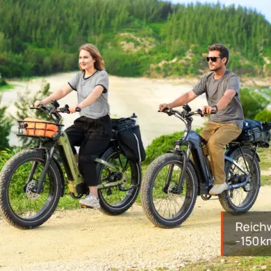 Ein Mann und eine Frau fahren nebeneinander auf E-All-Terrain-Bikes mit Fatbike-Reifen in einer landschaftlich reizvollen Küstenregion.