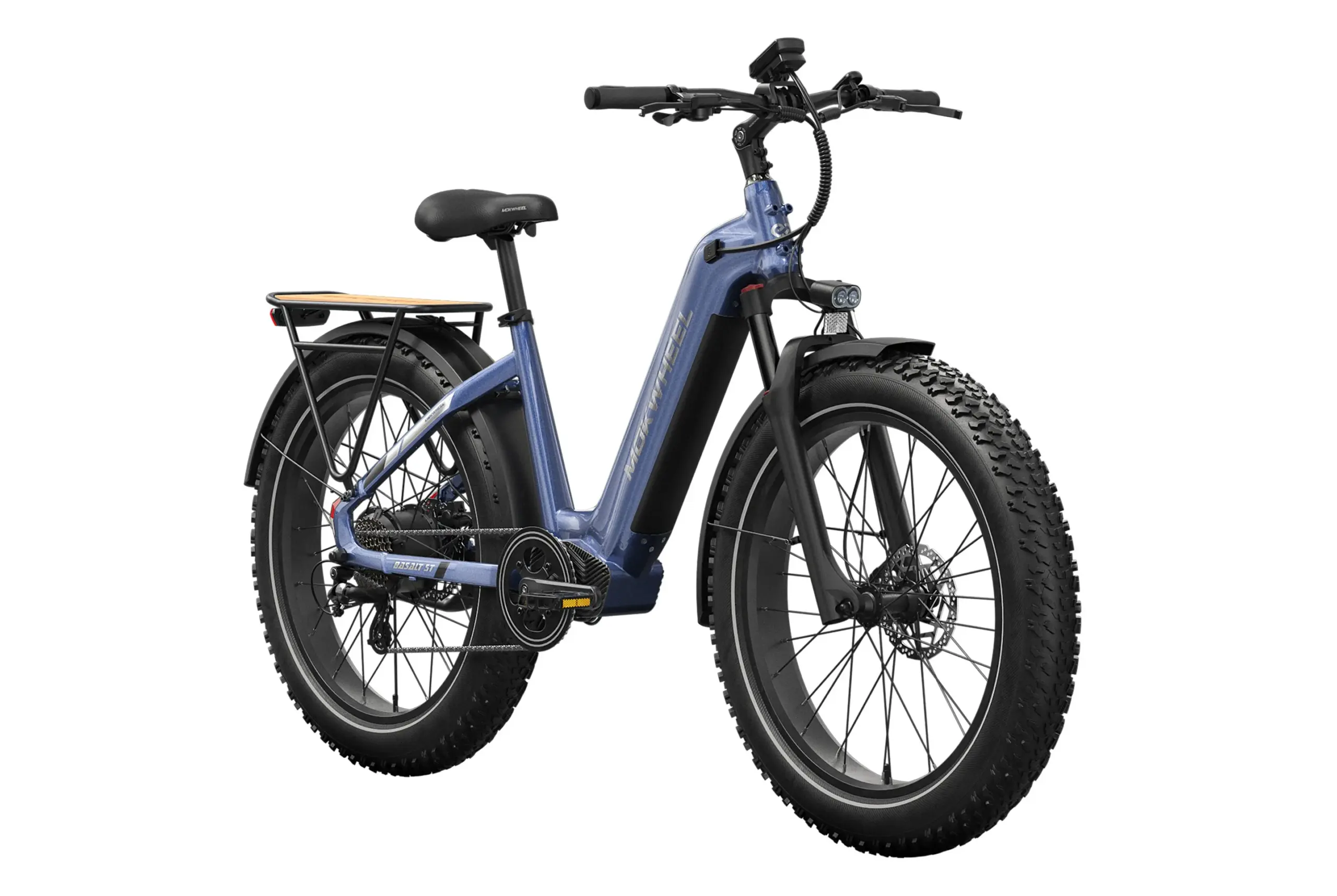 Blaues Basalt ST 2.0 E-All-Terrain-Bike mit breiten Reifen und Gepäckträger.