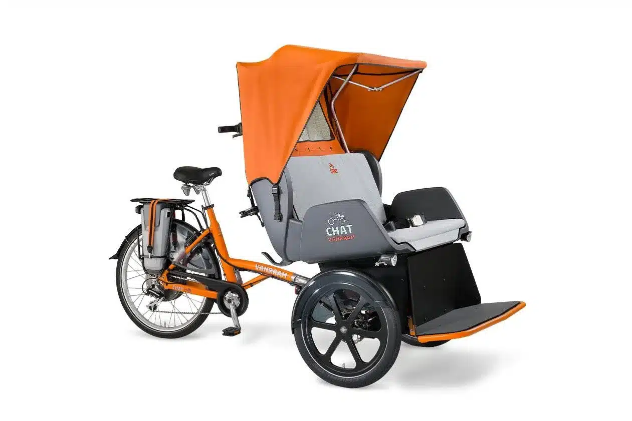 Dreirädriges Van Raam Chat Fahrrad in Orange und Grau, mit Sitzplatz und Verdeck, steht auf weißem Hintergrund.
