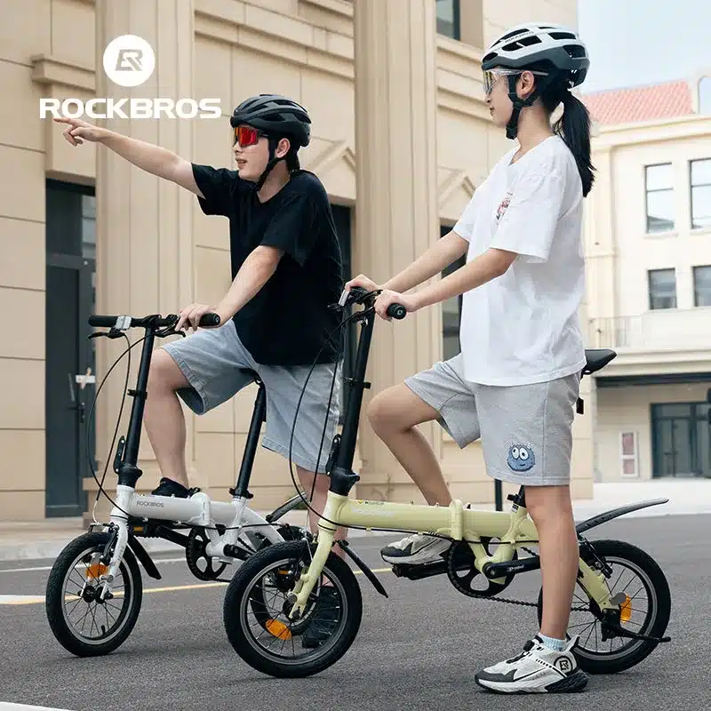 Mann und Frau fahren nebeneinander auf ROCKBROS IFN 14-Zoll-Falträdern.