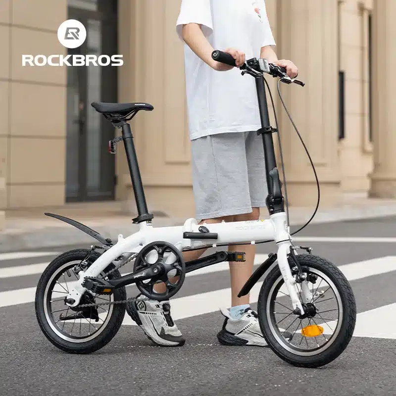Rockbros IFN 14-Zoll-Faltrad in weiß, gehalten von einer Person.