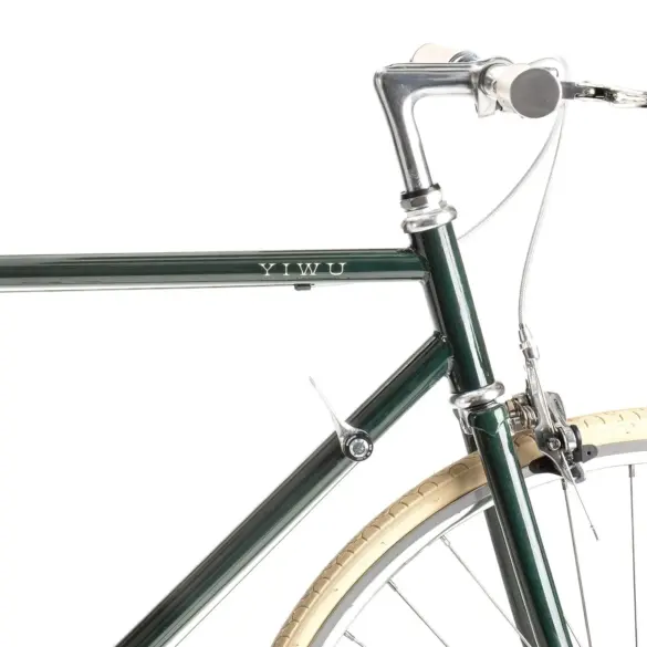 Detailansicht des YIWU+ Racing Green Citybikes, Fokus auf den grünen Stahlrahmen mit "YIWU" Schriftzug, den Lenker mit cremefarbenen Griffen und das cremefarbene Vorderrad mit silberner Felge.