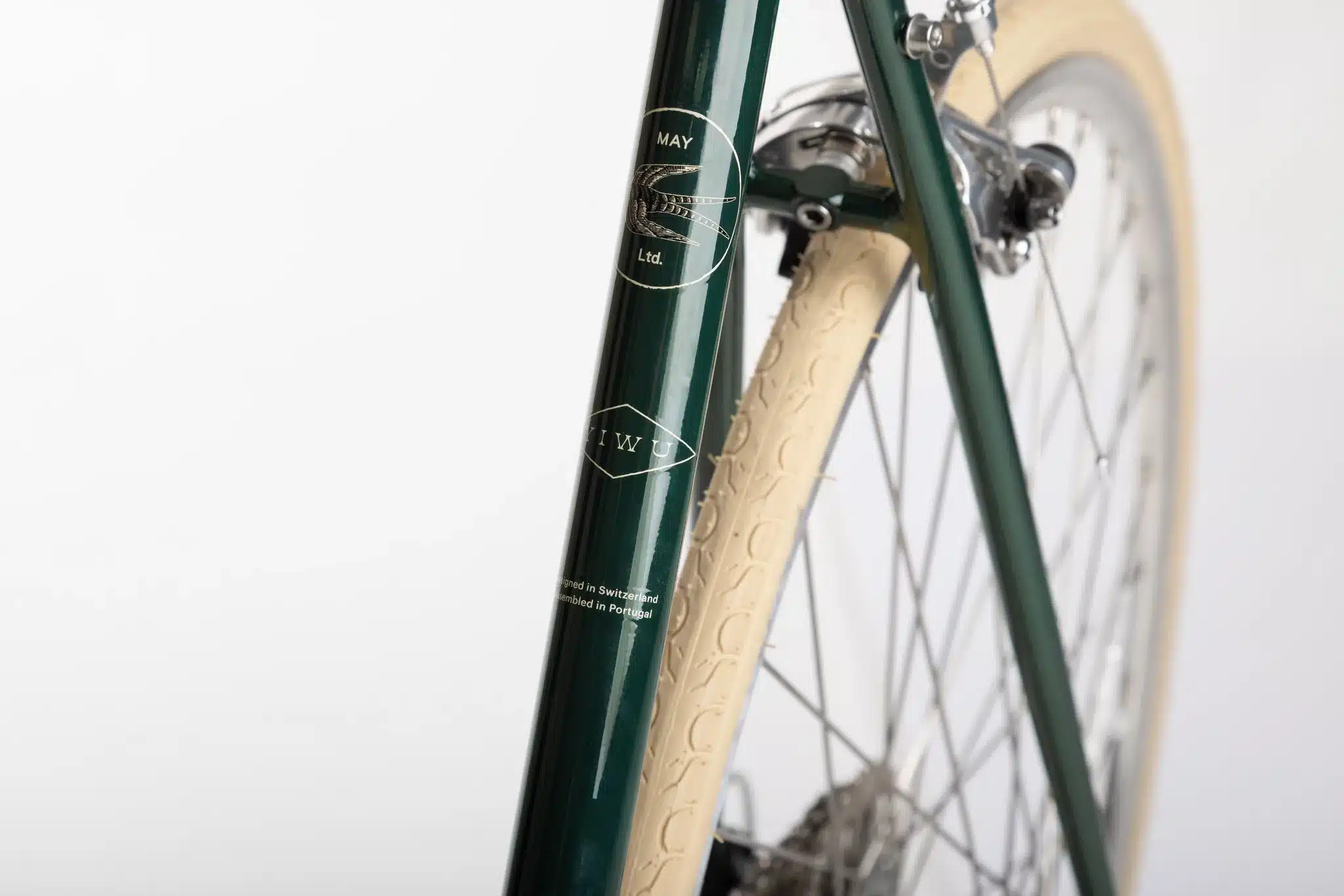 Detaillierte Ansicht eines YIWU+ Racing Green Citybikes, Fokus auf den oberen Teil des Sitzrohrs mit dem Markenschriftzug