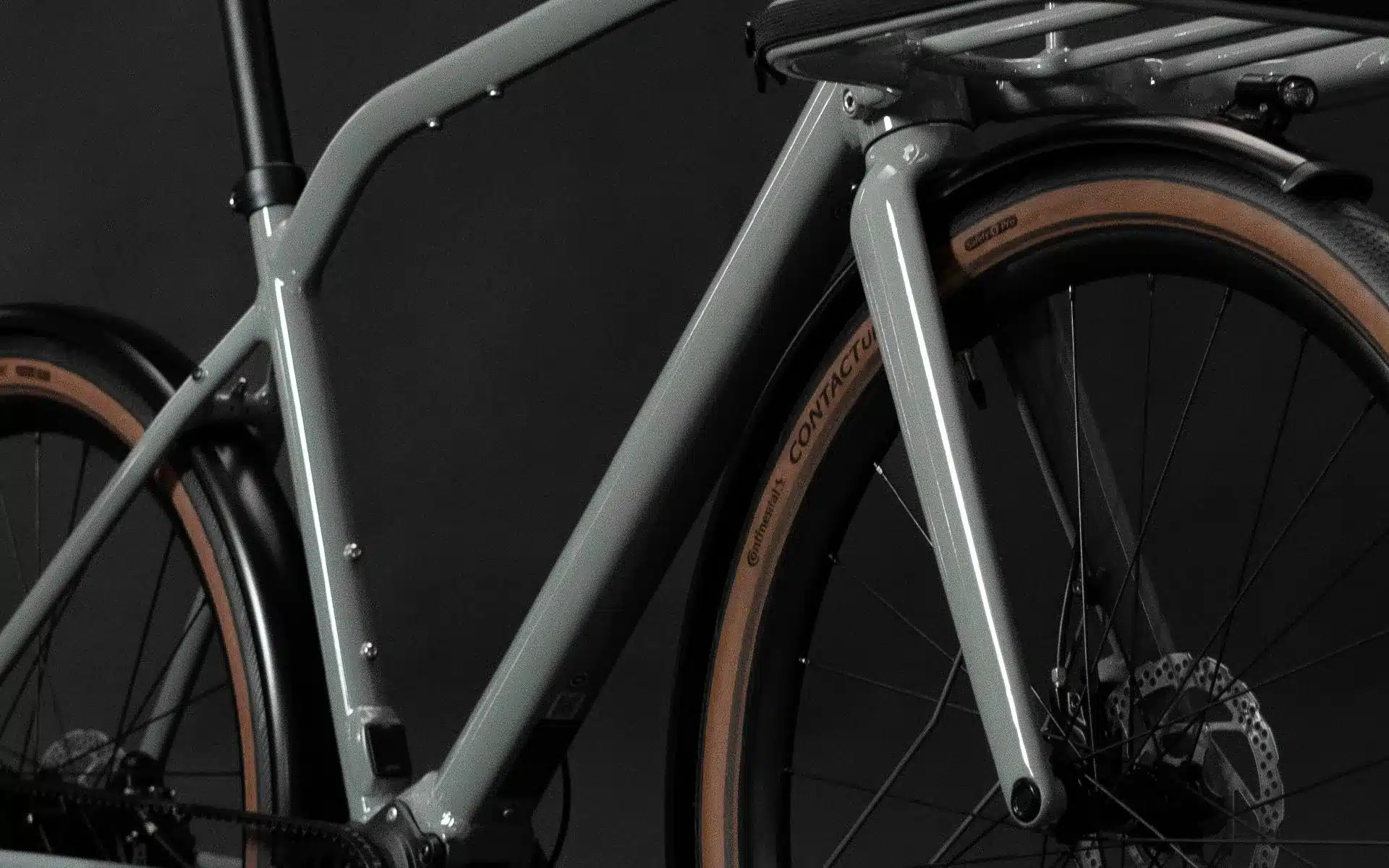 Detailaufnahme eines grauen Schindelhauer Emil E-Bikes mit Fokus auf den Rahmen, Gabel, Vorderrad und Schutzblech.