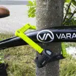 Fahrradschloss ETook ET 490L in Grün, das ein Fahrrad an einem Baum sichert