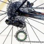 Nahaufnahme des HOLLOWcage Titan Keramik Oversized Schaltwerkskäfigs mit Shimano 9250 am Hinterrad eines Rennrads.