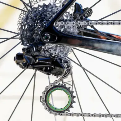 Nahaufnahme des HOLLOWcage Titan Keramik Oversized Schaltwerkskäfigs mit Shimano 9250 am Hinterrad eines Rennrads.