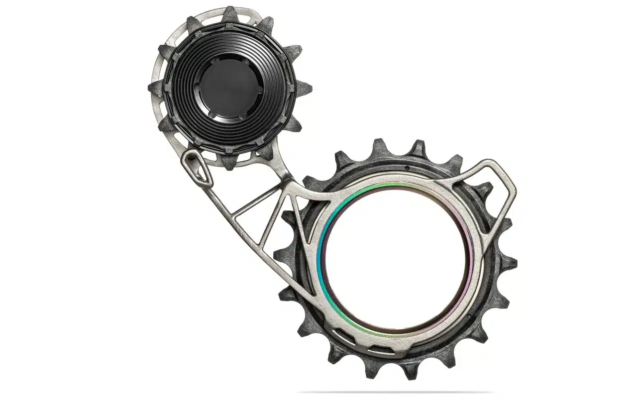 HOLLOWcage Schaltwerkkäfig mit großen Keramik-Röllchen und Titan-Gehäuse, teils mit bunt schimmernder Beschichtung.
