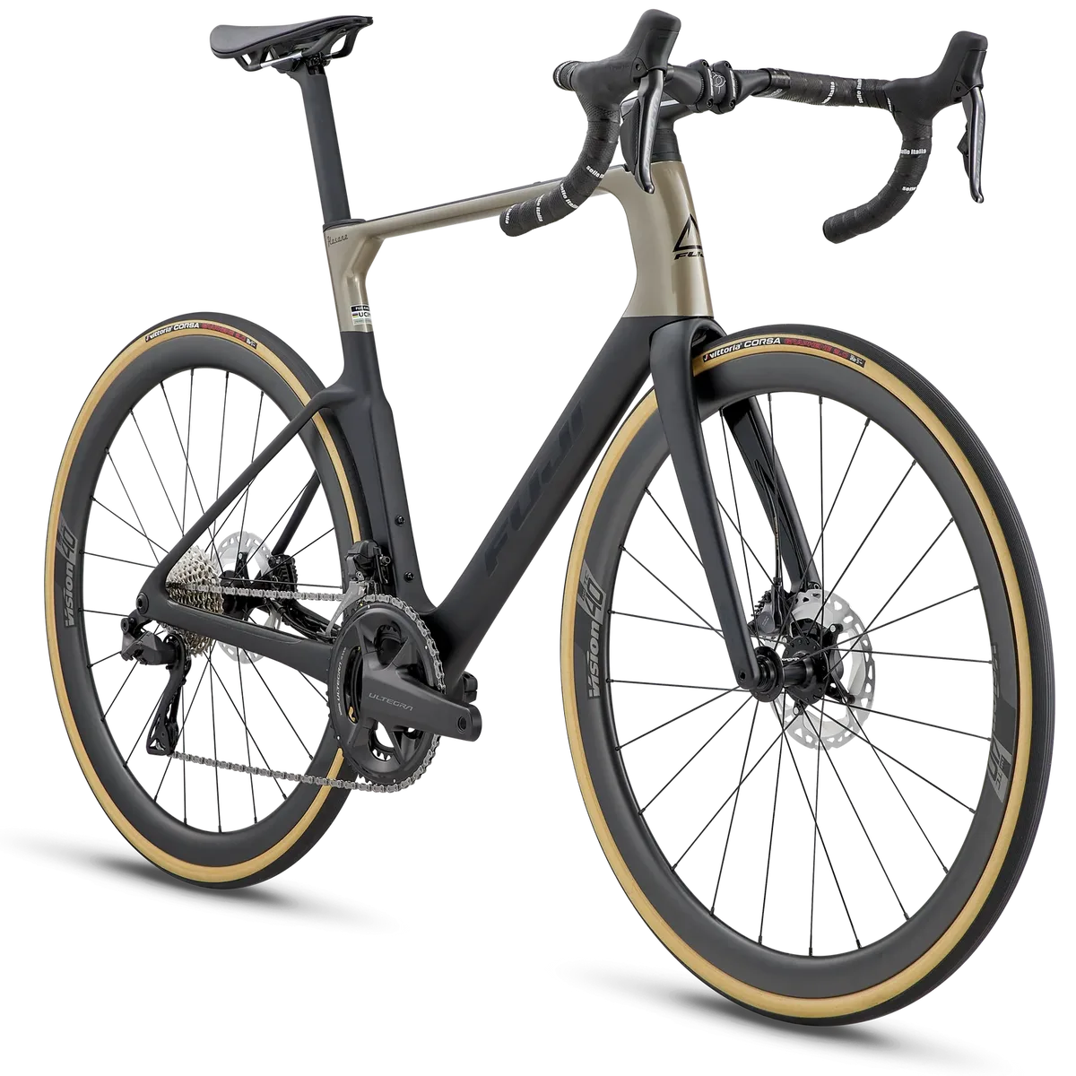 Fuji Kasane Rennrad in mattschwarz mit goldfarbenen Akzenten, ausgestattet mit Ultegra Di2 Komponenten.