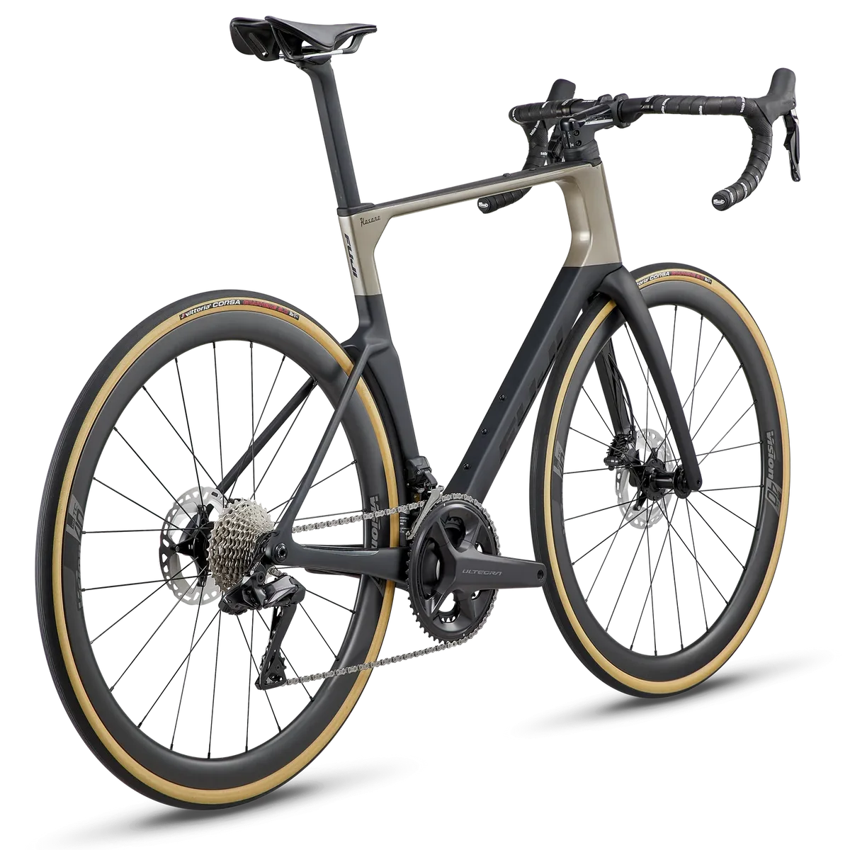 Ein dunkles Fuji Kasane Rennrad, komplett aus Carbon mit goldbraunen Reifen und Vision Laufrädern, steht vor schwarzem Hintergrund.