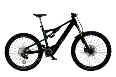 Seitenansicht eines schwarzen KTM MACINA KAPOHO EXONIC CX-R Elektro-Mountainbikes mit grünen Akzenten am Rahmen und goldfarbener Federgabel.
